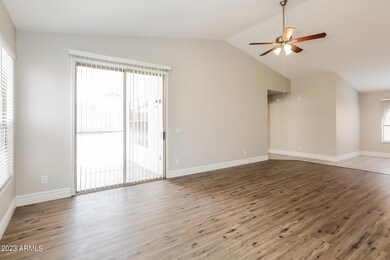 002-photo-living-room-12899487