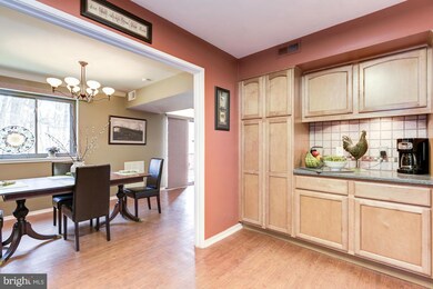 1633 Parkcrest Cir unit 200, Reston, VA 20190 - photo 2