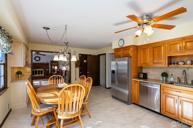 206 Maple St, Middlesex, NJ 08846 - photo 4