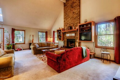 1521 Field View Rd-large-003-5-Living Ro