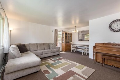 LIVING ROOM/DINING ROOM