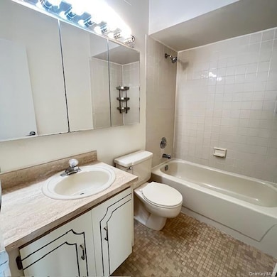 66-07 242nd St unit 13E, Douglaston, NY 11362 - photo 4