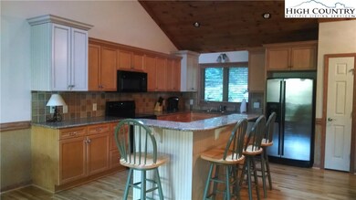 808A Glens Blvd, Banner Elk, NC 28604 - photo 2