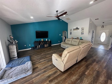 Large living room (front entrance on the right)