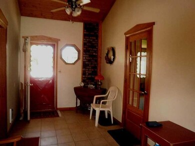 Entry/Foyer. Breezeway