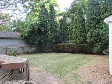 554 Merritt Ln, Birmingham, MI 48009 - photo 3