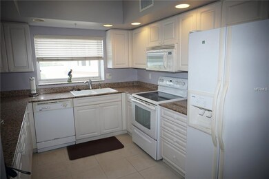 Large kitchen -- great for cooks!