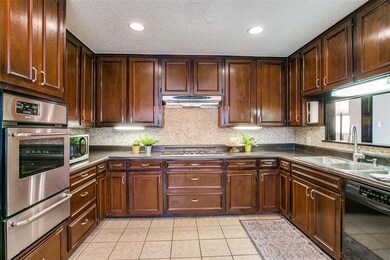 1104 W Redbud Dr, Hurst, TX 76053 - photo 6