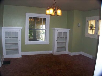 Dining Room. Light and Bright room!!!!