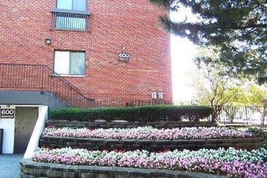 600 Naples Ct unit 504, Glenview, IL 60025 - photo 3