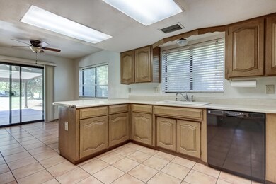 2039 W Shawnee Dr-22