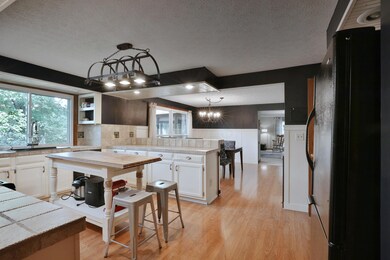 Eat-in kitchen