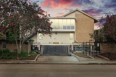 [Exterior view] Cummins is a gated community with