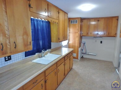 1319 SW Croix St, Topeka, KS 66611 - photo 4