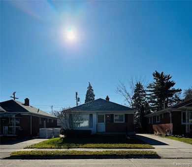 18258 Curtain Ave, Eastpointe, MI 48021 - photo 2