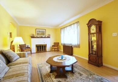 (6) LIVING ROOM