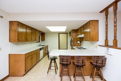 KITCHEN WITH BREAKFAST BAR