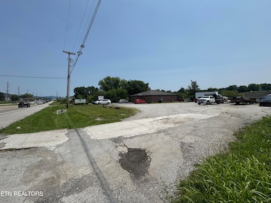 2527 Jacksboro Pike, Jacksboro, TN 37757 - photo 6