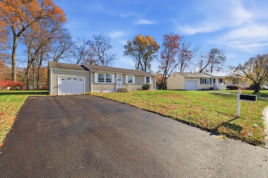 31 Farmstead Cir, Bloomfield, CT 06002 - photo 3