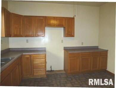 324 Willard Ave, Lincoln, IL 62656 - photo 4