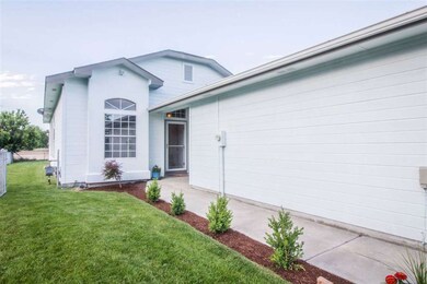 352 S Valley Dr, Nampa, ID 83686 - photo 2