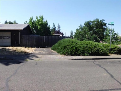 720 Chestnut St, Central Point, OR 97502 - photo 2