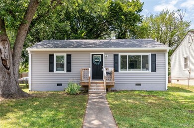 View of front facade featuring a front yard