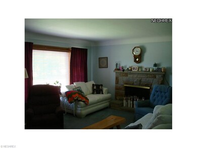 WARM BRIGHT LIVING ROOM WITH WOODBURNER