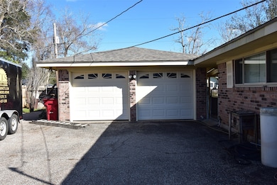 203 San Bernard St, Bay City, TX 77414 - photo 5