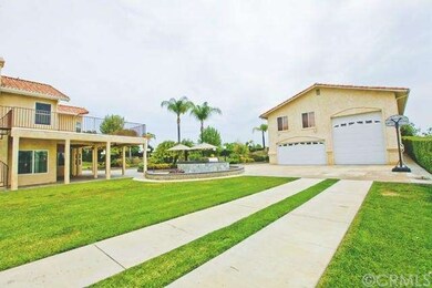 Detached garage with 800 Sqft Bonus room and 1/2 b