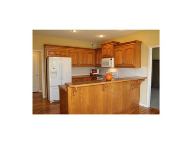 Fantastic Kitchen with beautiful cabinets, gleamin