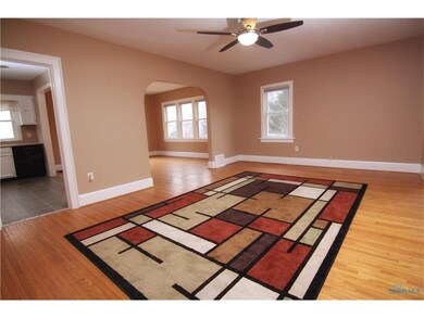 Living Room - Ceiling Fan, Hardwood Floors