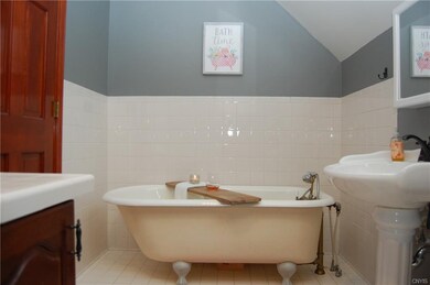 Main bedrooms en suite.