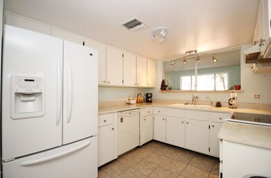 7 - Kitchen