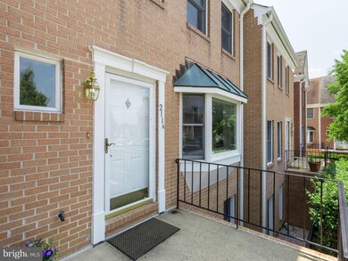 211A Locust St SE unit J, Vienna, VA 22180 - photo 3