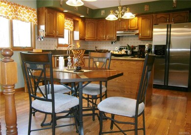 985 Castlebar Dr, North Tonawanda, NY 14120 - photo 4