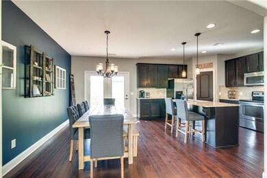 Beautiful Open Eat-in Kitchen