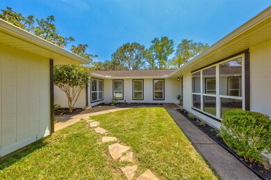 522 W Castle Harbour Dr, Friendswood, TX 77546 - photo 3