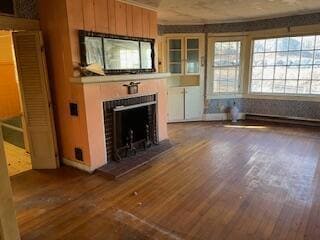 448 Living room with bath door