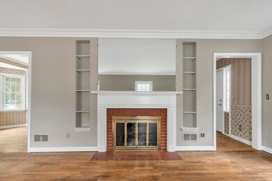 811-N-Foster-Ave-Lansing-windowstill-9