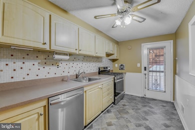 1029 Regina Dr, Halethorpe, MD 21227 - photo 5