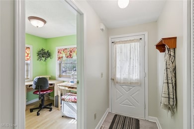 5575 N Chagrin Dr, Mentor-On-the-lake, OH 44060 - photo 2