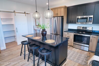 Kitchen Island & Kitchen - Modern