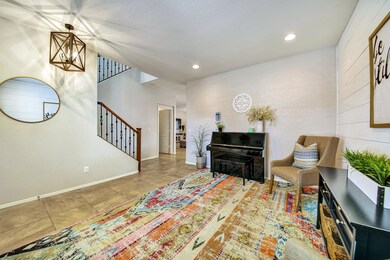 106-FrontRoom_2