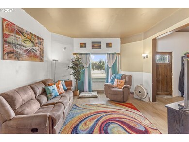 914 W 10th St, the Dalles, OR 97058 - photo 5