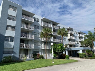 Breakwaters unit 36, West Palm Beach, FL 33401 - photo 2