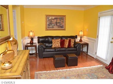 Den/Family/Great Room - Hardwood floors, chagoegeo