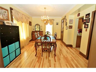 Entry/Foyer.