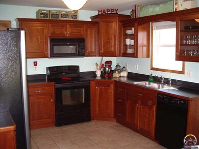 3320 SW 46th St, Topeka, KS 66610 - photo 4