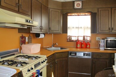 1818 E Cedar St, Allentown, PA 18109 - photo 7